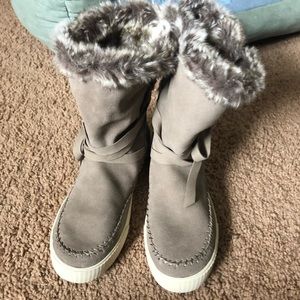 TOMS brand new comfort suede boot